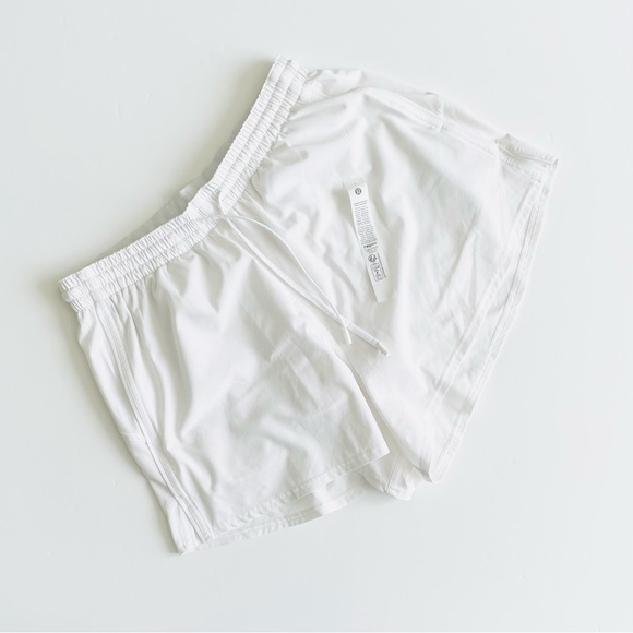 Lululemon SIZE 6 Lightweight HR high rise pocketed 3” shorts in white